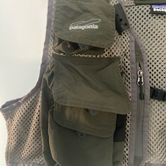 Patagonia Olive Fly-Fishing Utility Vest - Picture 3 of 16